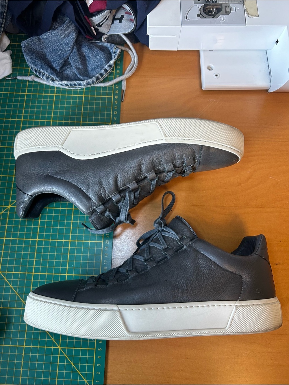 Rare Balenciaga grey leather arena low shoes